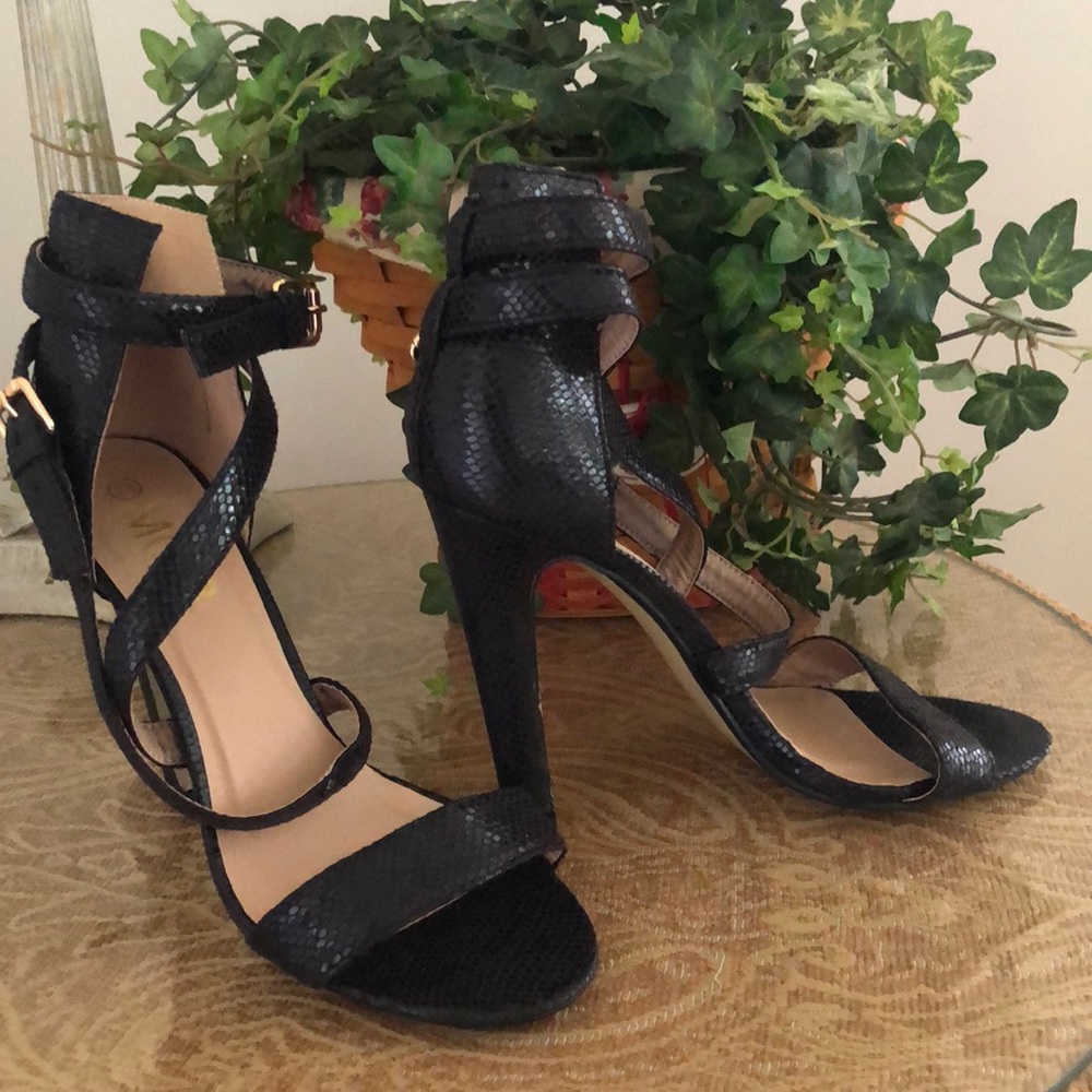 Never worn M068 strapping heels. Sz7.5 - Picture 5 of 7
